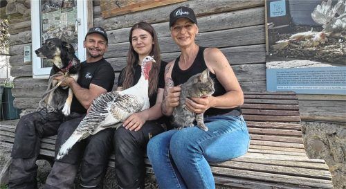 Georg, Angelina und Nicola Kohoutek (von links) vom Höslwanger Tierschutzverein „Federn und Pfoten“ planen die Eröffnung einer Tiertafel. Foto Blum