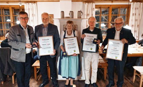 Georg Huber ehrte die neuen Bürgermedaillenträger Hans Huber, Maria Staber, Claus Lerche und Karl Sagmeister (von links). Foto Deindl