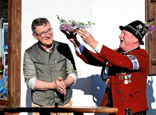 Georg Huber und der Hauptmann der Gebirgsschützen Fritz Dräxl beim Überreichen des Bürgermeisterstücks. Foto Deindl