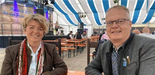 Gerade bei Veranstaltungen ein etabliertes, gut und erfolgreich zusammenarbeitendes Gespann: Zweite Bürgermeisterin Hildegard Brader und Bürgermeister Robert Otter ziehen im Festzelt ein erstes Fazit für 2026. Foto Fuchs
