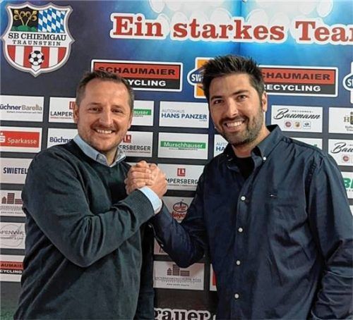 Gerald „Gerry“ Straßhofer (links), der hier vom sportlichen Leiter Kilian Lehrberger begrüßt wird, kommt zurück zum SB Chiemgau Traunstein.Foto SBC