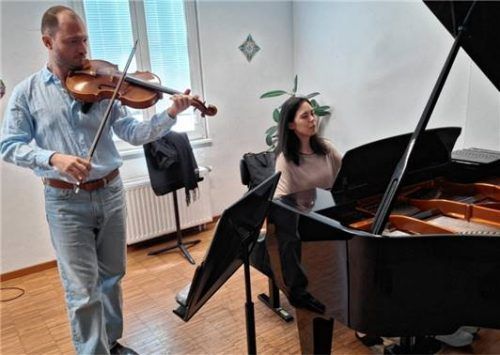 German Tcakulov an der Bratsche und die „Insel-Konzerte“-Leiterin Mona Asuka am Klavier bei einer Probe zum jetzigen Eröffnungskonzert im Salzburger Mozarteum. Foto Frei
