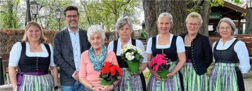Gerti Schiffer (Leitungsteam), Bürgermeister Karl Mair, Hermine Heinisch, Rosa Weber, Barbara Maier, Martha Fischbacher und Traudi Huber (beide Leitungsteam/von links).Foto re