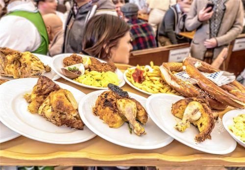 Gibt’s noch Gickerl für die Wiesn? Festwirte aus der Region sprechen über die Folgen des Newcastle-Virus für die anstehenden oder laufenden Volksfeste in der Region. Foto IMAGO/Wolfgang Maria Weber