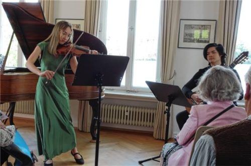 Glänzten bei ihrem Auftritt: Clara Neidenberger (Violine) und Narongchai Treepornwasu (Gitarre). Foto Füchtner