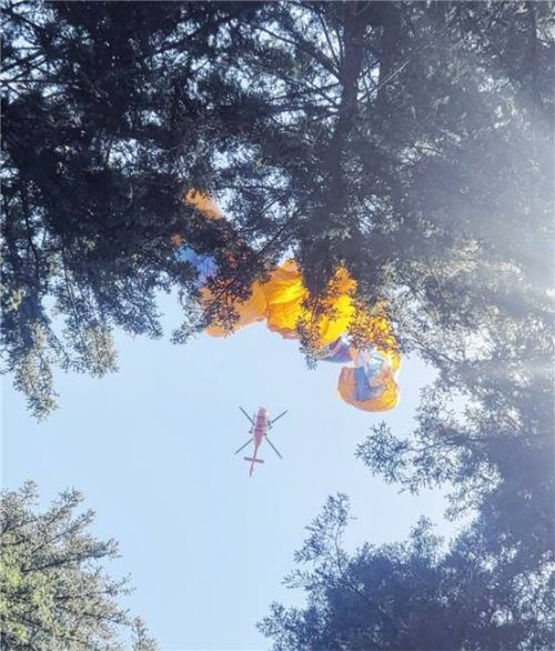 Gleich drei abgestürzte Gleitschirmflieger musste die Bergwacht an der Hochries retten. Die Bergung der Abgestürzten war aufwendig und dauerte mehrere Stunden. Fotos Bergwacht Rosenheim-Samerberg