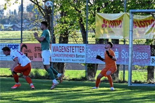 Gleich schlägt’s ein: Die Kopfball-Bogenlampe von Lukas Steidl (nicht im Bild) landet zum Siegtreffer für den SV Bruckmühl im Traunreuter Gehäuse.Foto Franz Ruprecht