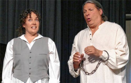 Gleich wird Fidelio/Leonore (Yvonne Steiner) ihren Gatten Florestan (Markus Herzog) von den Ketten befreien. Fotos janka