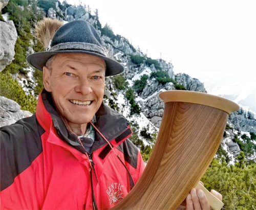„Gotti & Rosi das Alphorn“: Gottfried Kirmeier aus Mühldorf ist mit diesem Lied seines Freundes „Mitazi“, ein Wiener Liedermacher, bekannt geworden. Jetzt folgt ein weiterer Song.Fotos  re