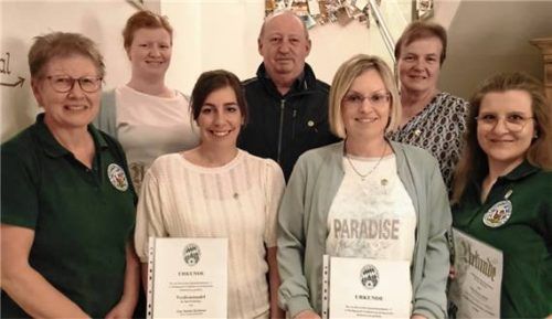 Gratulation für geehrte Mitglieder: (hinten, von links) Friedlinde Lohr junior, Georg Lohr und Friedlinde Lohr sowie (vorne, von links) Schützenmeisterin Anette Koller, Marion Kirchisner, Nicole Hilger und Theresa Sabold.Foto  re