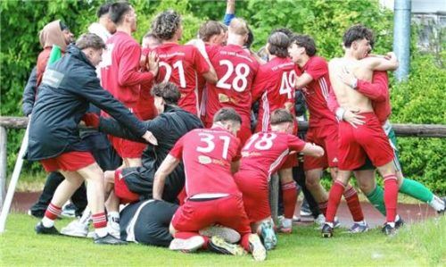 Grenzenloser Jubel beim TSV 1860 Rosenheim nach dem späten 2:2-Ausgleich.Foto Fehrmann