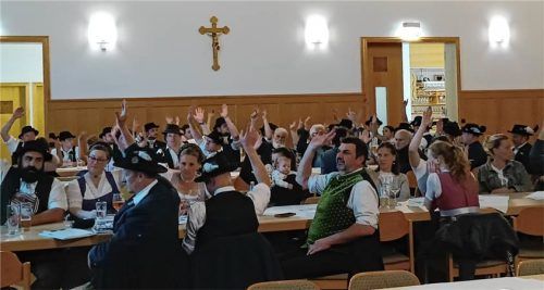 Große Zustimmung für das Fest 2028. Fast alle Hände waren bei der Abstimmung oben. Der Verein steht hinter den Plänen. Foto Eder