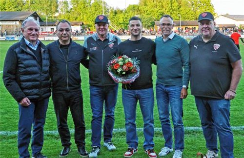 Großer Bahnhof zur Verabschiedung: Die Aufsichtsräte Albert Kerbl, Salih Akyildiz, Abteilungsleiter Georg Hansmaier, Aleksandro Petrovic, Aufsichtsrat Prof. Dr. Florian Kainz und Zweiter Abteilungsleiter Daniel Hübner (von links).Foto Michael Buchholz