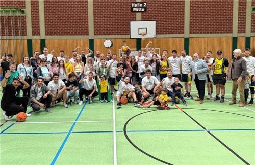 Großer Jubel bei Priens Basketballer: Der Doppelaufstieg wurde bereits am vergangenen Samstag gemeinsam gefeiert. Foto näp/privat