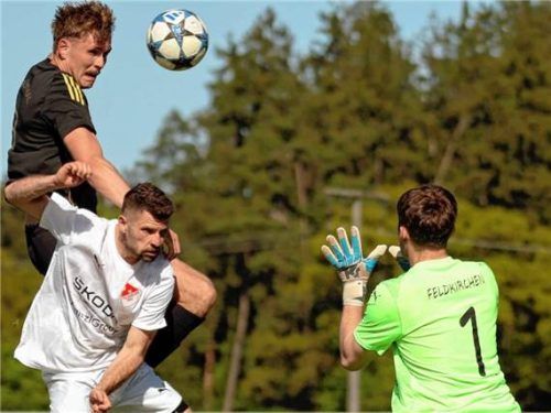 Grünthals Matthias Huber überspringt zwar Feldkirchens Defensive, trifft aber nicht ins Tor.Foto Christian Butzhammer