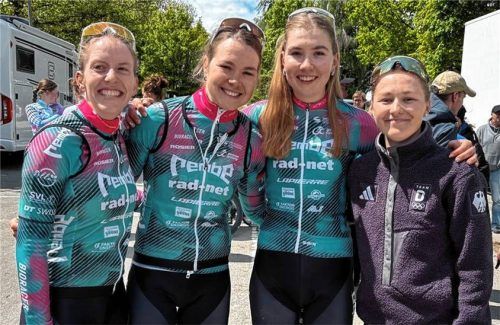Gruppenbild im Ziel: Franziska Brauße, Karolina Goldschmidt und Selma Lantzsch (alle Ceratizit-Pro-Cycling-Team) mit Maira Jasch (von links).Foto re