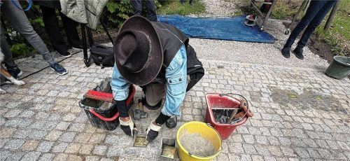 Günter Demnig beim Verlegen der Stolpersteine. Foto Kirchner
