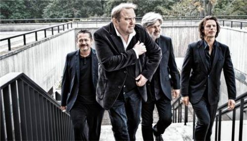 Gustav Peter Wöhler (vorne) und seine Band. Foto  Irene Zandl