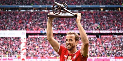 Harry Kane jubelt mit der „Torjägerkanone“. Foto dpa