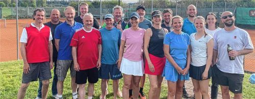 Hatten viel Spaß beim Schleiferlturnier: Die 16 Teilnehmer des TSC Flossing bei der Siegerehrung.Foto re