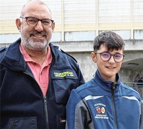 Heini Tratzl und sein Sohn Lukas (links) waren sofort zur Stelle, als es für eine Frau mit ihrem Auto in den Fluten kein Vor und kein Zurück mehr gab. Foto Lukas Tratzl/Josef Enzinger