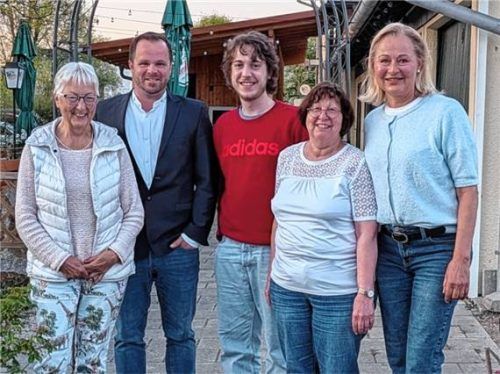 Helfen unbürokratisch in Notlagen: (von links) Sieglinde Markus, Bürgermeister Thomas Rothmayer, Peter Schiffmann, Anni Feuerer und Gabi Böning. Foto Kolbermoorer helfen