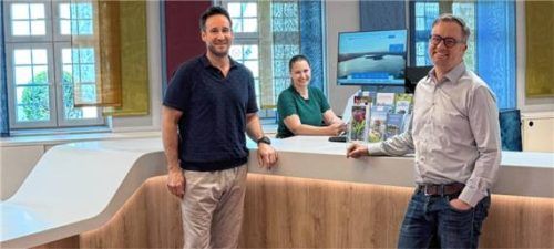 Helle Freude: Der Leiter des Tourismusbüros, Florian Tatzel (von links), und Mitarbeiterin Sarah Völk nahmen die neugestalteten Räumlichkeiten in Augenschein. Über das Ergebnis freute sich auch der Fachbereichsleiter für Kultur, Tourismus und Wirtschaftsförderung, Tobi Huber. Foto Prien