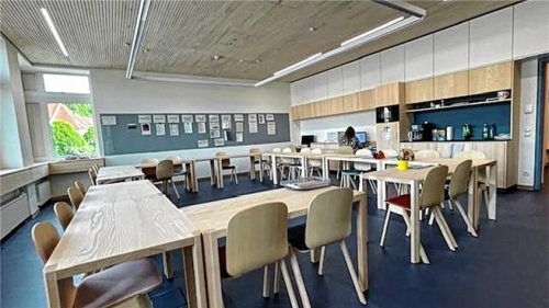 Helles Holz dominiert auch die Ausstattung sowie die Wand- und Deckengestaltung des Lehrerzimmers.