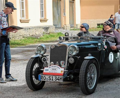 Helmut Helmberger begrüßt das älteste Fahrzeug, den Singer Le Mans. Foto Stache