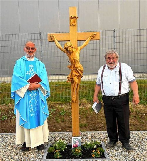 Herbert Unterhaslberger und Pater Ulrich Bednara bei der Einweihung des neuen Feldkreuzes. Foto Richterstetter
