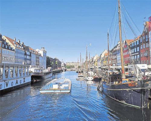 Historisch versus supermodern: der bunte Nyhavn in Kopenhagen (gr.F.) und Malmös Turning Torso (l.). Fotos picture Alliance/dpa-tmn/Francoise Hauser