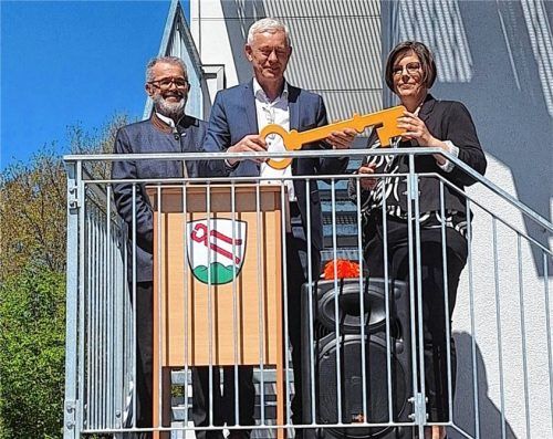 Hoch über den Gästen übergibt Zangbergs Bürgermeister Georg Auer den symbolischen Schlüssel an Anne Liebelt. Links der stellvertretende Landrat Richard Fischer. Foto Huber