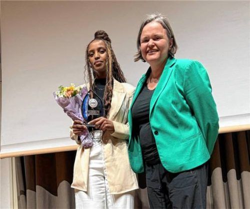 Hoodo Ibrahim mit Sanne Kurz bei der Preisvergabe.Foto re
