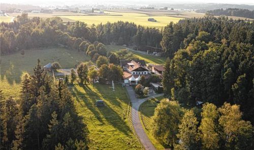 Idyllisch mitten im Grünen gelegen: Der Filzenklas in Tuntenhausen blickt auf 125 Jahre Geschichte zurück.