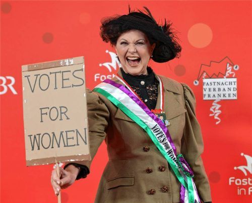 Ilse Aigner (CSU), Präsidentin des Bayerischen Landtags, kommt zur BR-Livesendung „Fastnacht in Franken“ in den Mainfrankensälen. Bei der Prunksitzung des Fastnachtverbandes Franken müssen traditionell Politiker Spott und Narretei ertragen. Foto dpa