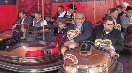 Im Autoscooter lassen g‘standene Männer Kindheitserinnerungen wieder aufleben. Im Bild hinten Zweiter von links Bürgermeister Josef Grundner und vorne Zweiter von rechts sein neuer Amtskollege Emil Kirchmeier aus Waldkraiburg. Fotos Rita Stettner