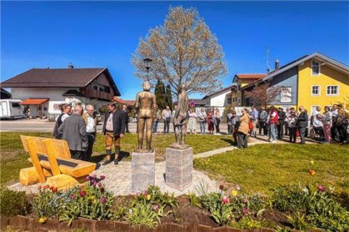 Im Birner Garten kann man die Figur „Gegenüber“ von Christine Stadler bewundern. Foto  Gemeinde Eggstätt