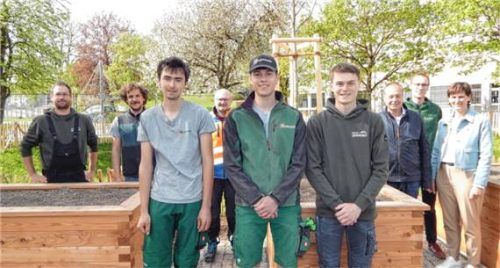 Im Einsatz: Zeno Stolz, Andreas Niedermeier, Marlon Merkle (GaLa Bau Niedermeier), Erhard Aicher, Moritz Kellner (GaLa Bau Niedermeier), Markus Lohmaier (Zimmerei Stolz), Michael Oberhofer, Stefan Niedermeier und Irmgard Hibler (von links).Foto  Gallenberger