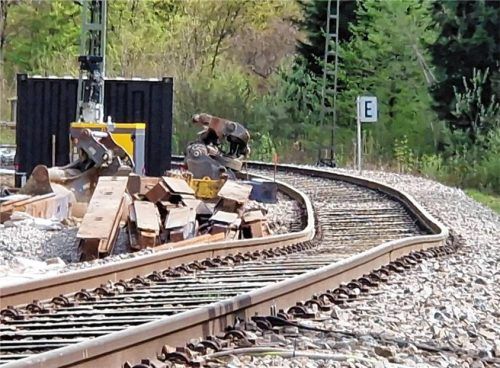 Im Februar rutschte nach starken Schneefällen und abschließenden Regenfällen ein Teil des Bahndamms in Westerham ab. Foto Schmuck