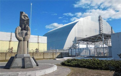 Im Hintergrund: Das „New Safe Confinement“, eine silberne Hülle über dem explodierten Reaktor. Vorne links erinnert eine Gedenkskulptur an die Katastrophe. Fotos Weinfurtner