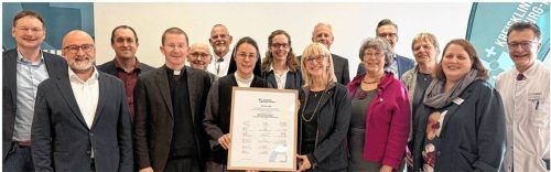 Im Kompetenznetz „InkluMed“ engagieren sich Akteure aus Politik, Medizin, Wissenschaft und Verbänden für eine spezialisierte und bedarfsgerechte Gesundheitsversorgung von Menschen mit komplexen Behinderungen. Zu den Gründungsmitgliedern gehörten unter anderem der Günzburger Landrat Dr. Hans Reichhart (links) und der Rosenheimer Neurologe Dr. Andreas Weidmann (Sechster von rechts), der die Jerwa-Station in Vogtareuth aufgebaut und geleitet hat. Foto Kreiskliniken Günzburg-Krumbach
