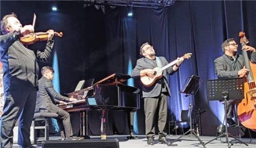 Im Kulturforum Klosterkirche spielte das renommierte Quartett mit (von links) Alexis Cardenas an der Violine, Johnny Kotok im Hintergrund am Klavier, Miguel Siso am Cuatro und Manuel Sanchez am Kontrabass. Foto Giesen