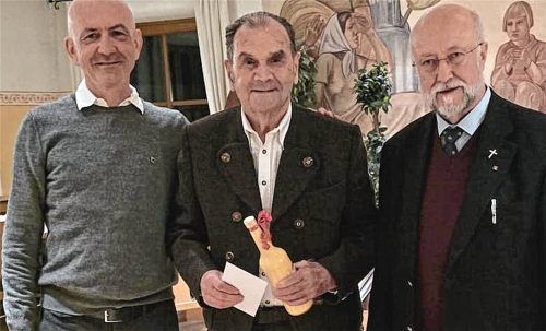 Im November vergangenen Jahres entstand das letzte Bild von Alois Lill (Bildmitte) in den Reihen der Kolpingsfamilie. Vorsitzender Franz Besel (links) und Präses Georg Neumaier gratulierten ihm beim traditionellen Familienabend nachträglich zum 90. Geburtstag. Foto Kotter