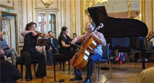 Im Schlosssaal von Neubeuern: (von links) Liana Gourdjia (Geige), Gülru Ensari (Klavier) und Raphael Bell (Violoncello). Foto Füchtner