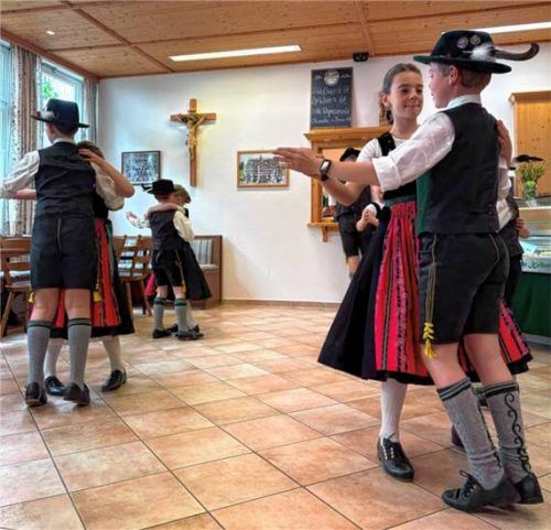 Im Trachtenheim tanzten auch die Jüngeren. Fotos re