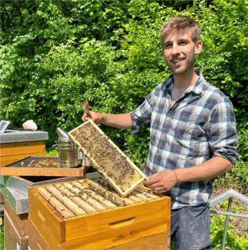 Imker Marinus Gassner von der Fachberatung für Imkerei des Bezirks Oberbayern erklärt am Mittwoch, 3. Juni, die Bienenstöcke und beantwortet alle Fragen rund um Bienenvölker. Foto Bezirk Oberbayern, FLM Amerang