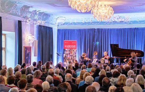 Impression vom Chiemgauer Musikfrühling 2025: Alexander Sitkovestky, Diana Ketler, Razvan Popovici und Justus Grimm.Foto  Serban Mestecaneanu