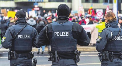 In Berufen, in denen Beschäftigte viel Kontakt mit Menschen haben, ist die emotionale Belastung oft besonders hoch. Zum Beispiel bei der Polizei. Foto ANDREAS ARNOLD/DPA/DPA-TMN