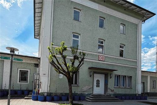 In das ehemalige Bahnhofsgebäude soll neues Leben einziehen. Haushaltsmittel für die Umsetzung des Projekts stehen heuer nicht zur Verfügung. Foto Kotter