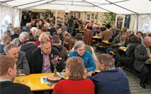 In den beiden beheizten Zelten ließ es sich gut feiern. Mit allerlei Schmankerln und Bier verwöhnten die Dettendorfer ihre Gäste bis zum Abend. Foto Stelzer
